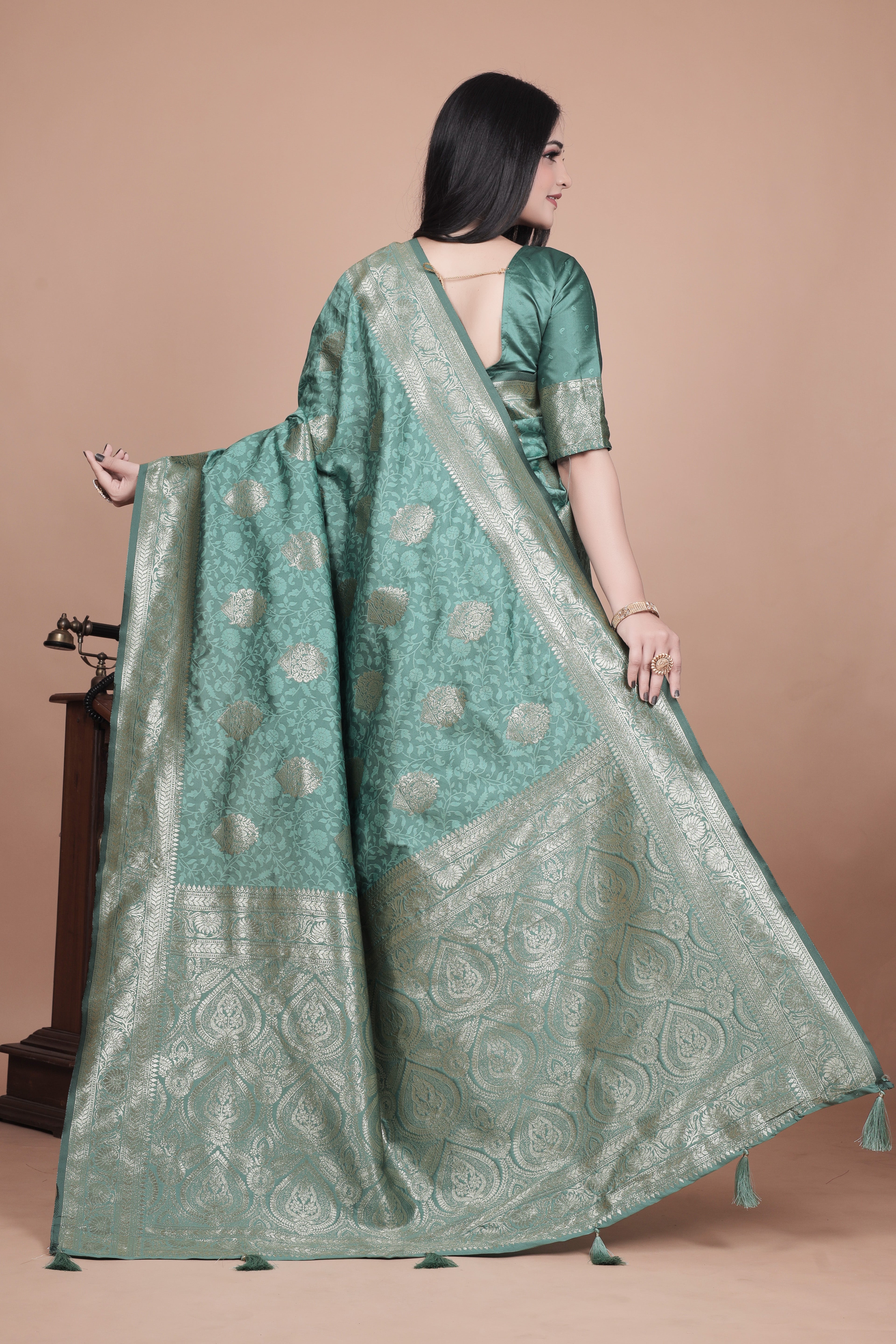 Banarasi Silk Saree with Gold Zari Butti & Ornate Pallu with 4 color option ✨💠